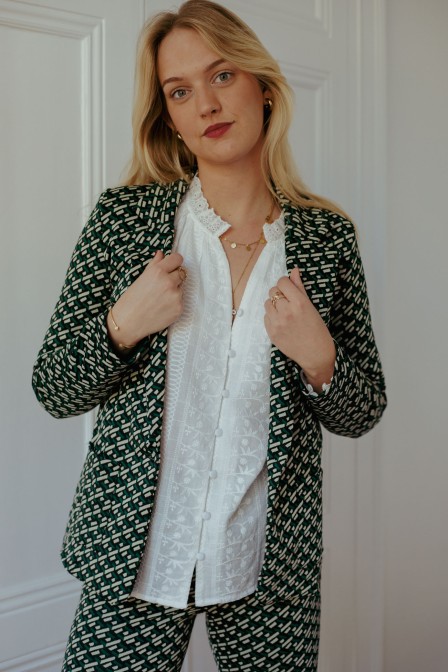 Femme qui porte un blazer.