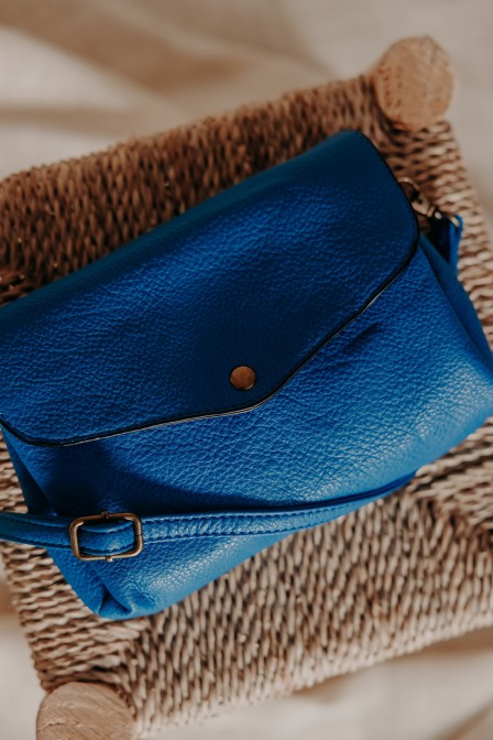 Sac bleu sur une chaise.