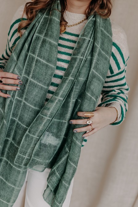 Femme avec un foulard vert.