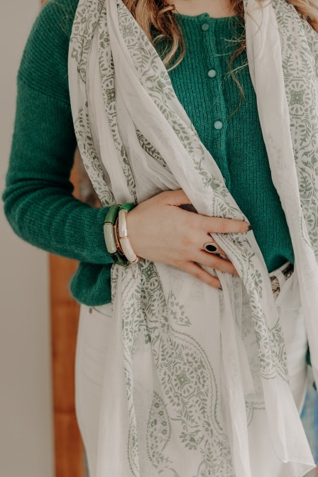 Femme avec un foulard.