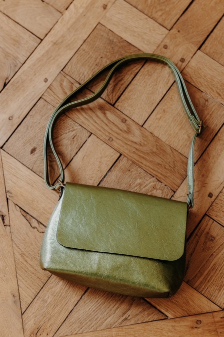 Sac à main couleur olive posé.